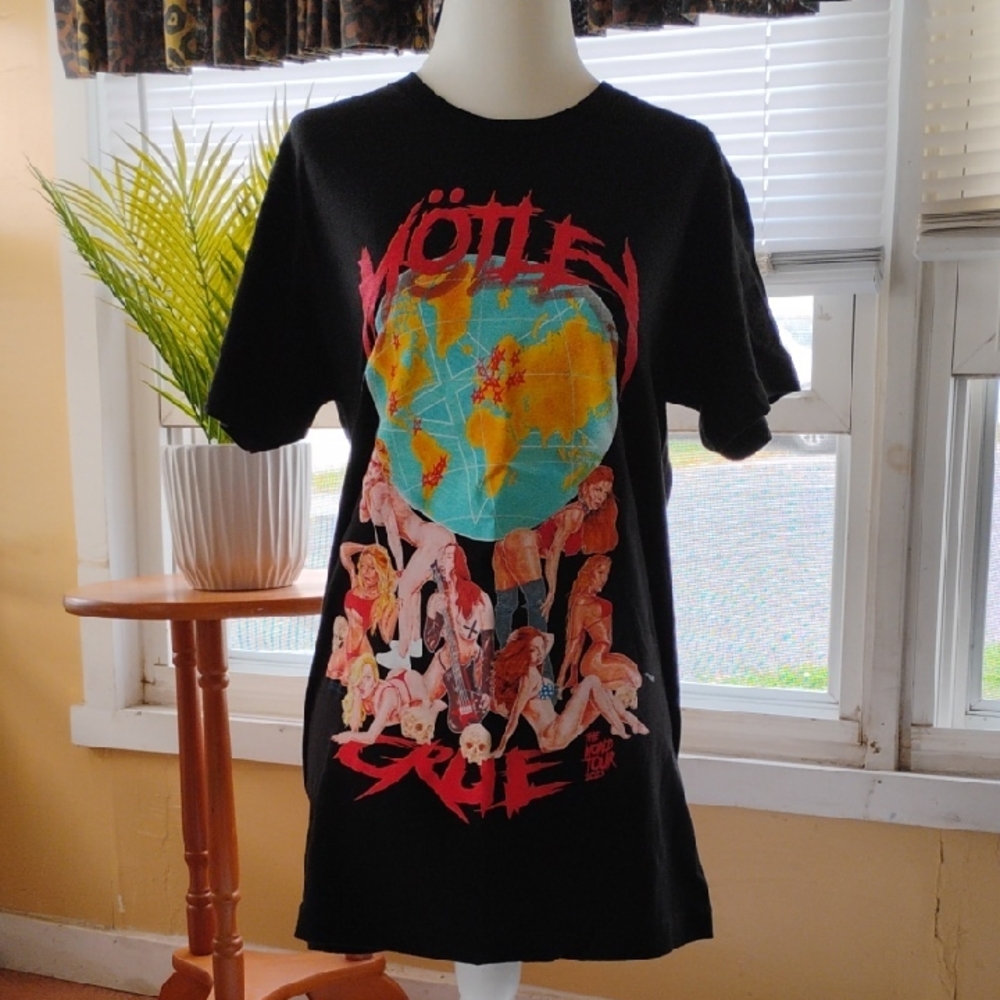NWOT MOTLEY CRUE TEE THE WORLD TOUR 2023